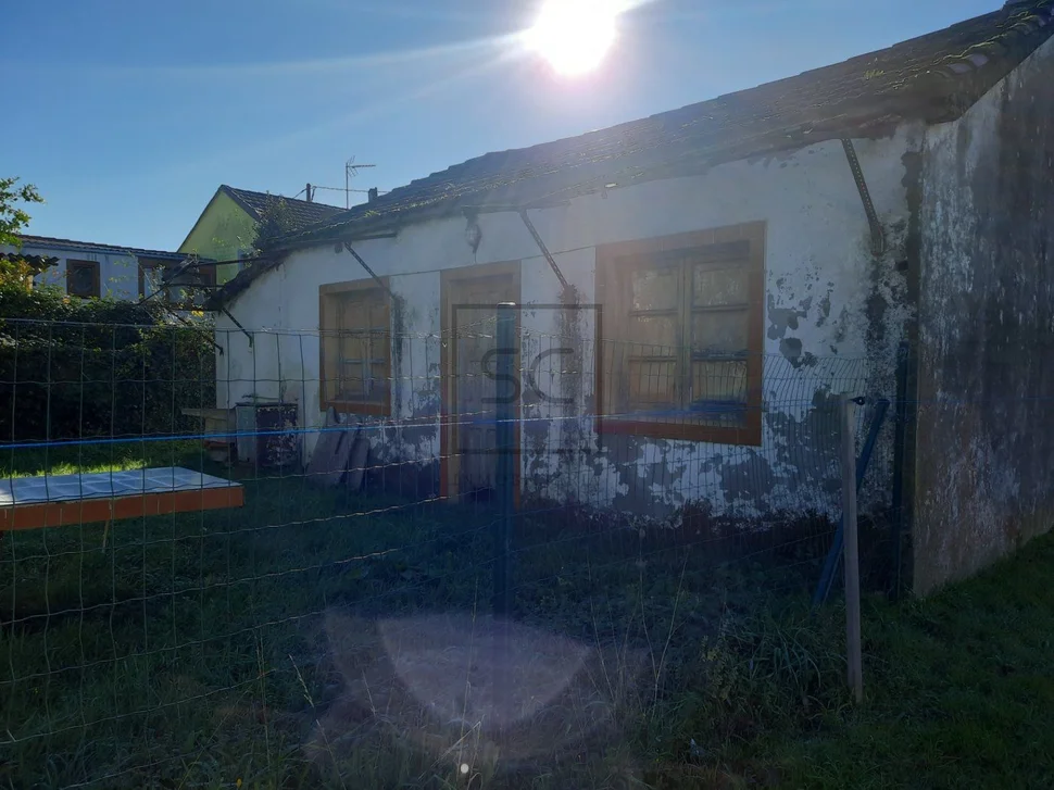 Pequeña casa para reforma con soleada finca en freixo, narón