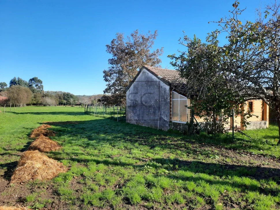 Pequeña casa para reforma con soleada finca en freixo, narón