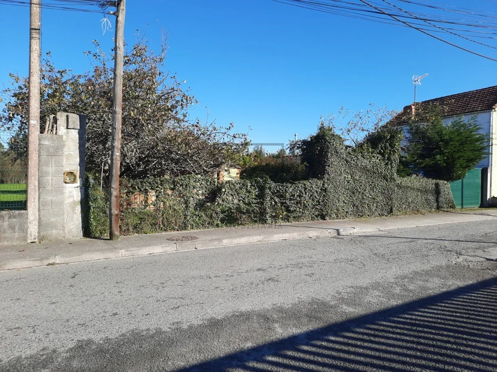Pequeña casa para reforma con soleada finca en freixo, narón