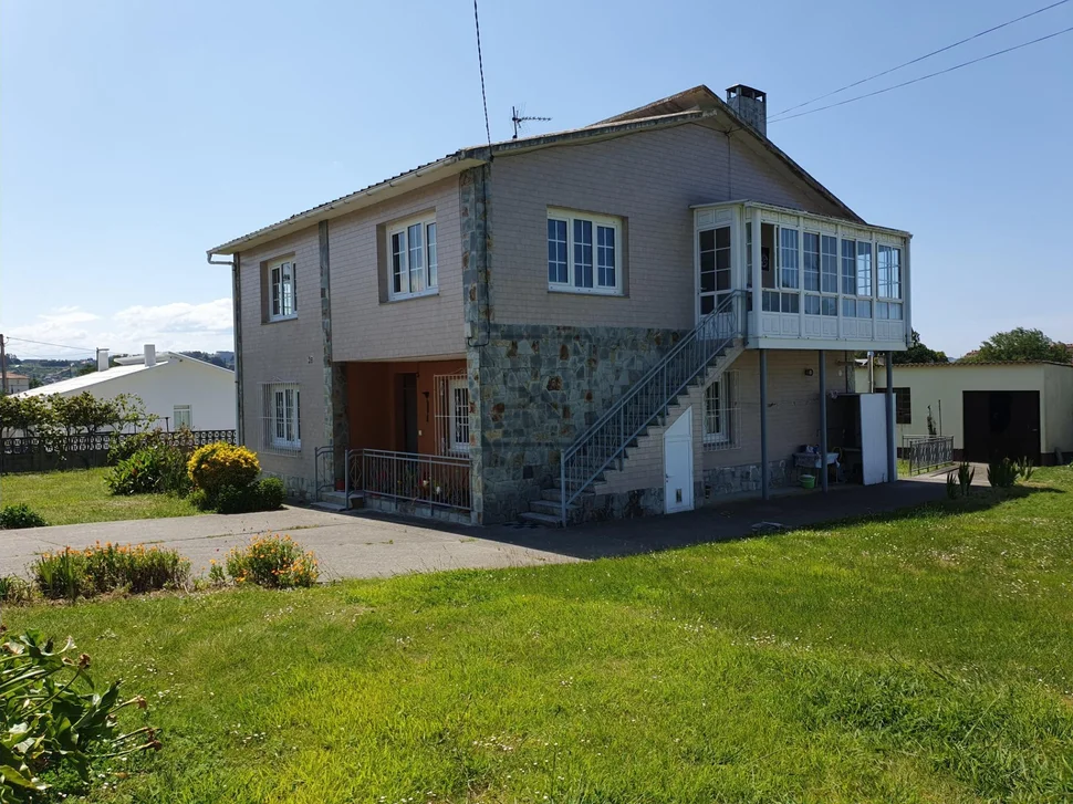 Casa con bodega y finca en san pedro de nos, oleiros