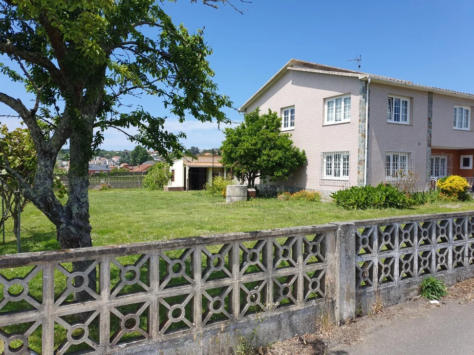 Casa con bodega y finca en san pedro de nos, oleiros