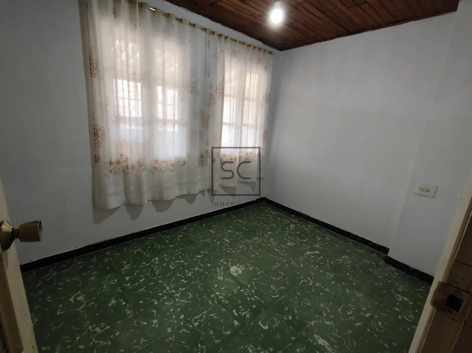 Casa adosada para reforma en zona urbana en santa marina, ferrol