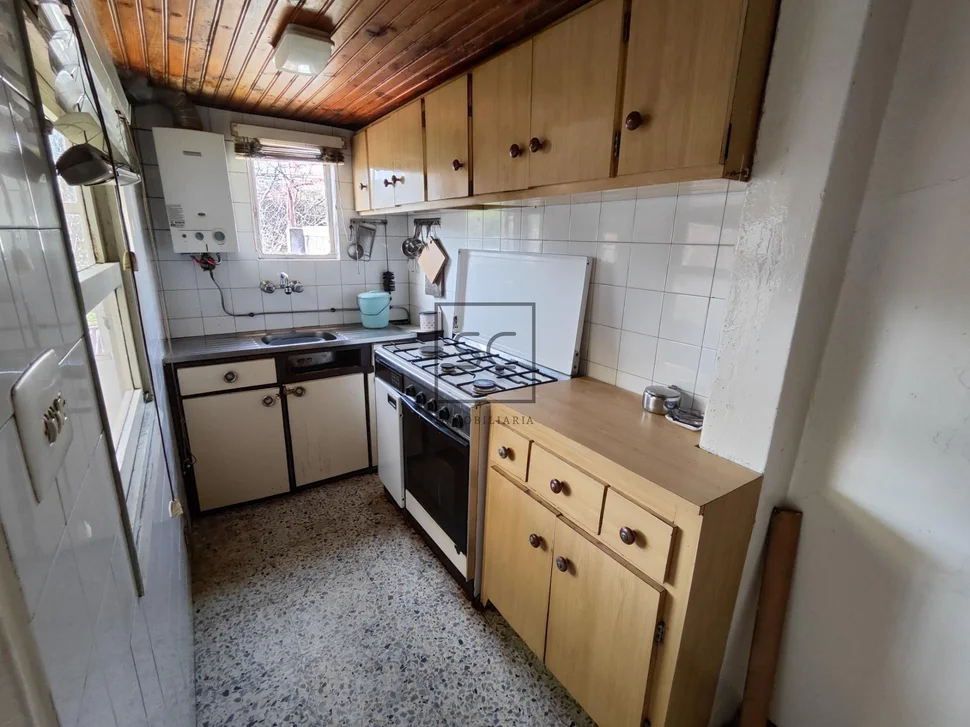 Casa adosada para reforma en zona urbana en santa marina, ferrol