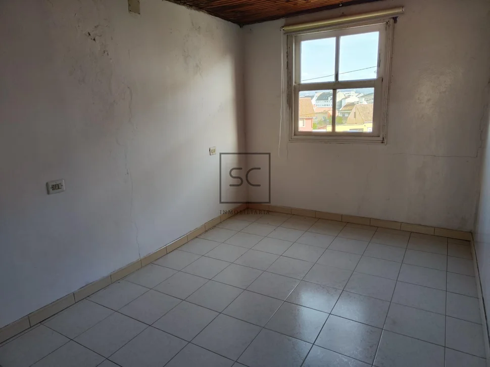 Casa adosada para reforma en zona urbana en santa marina, ferrol