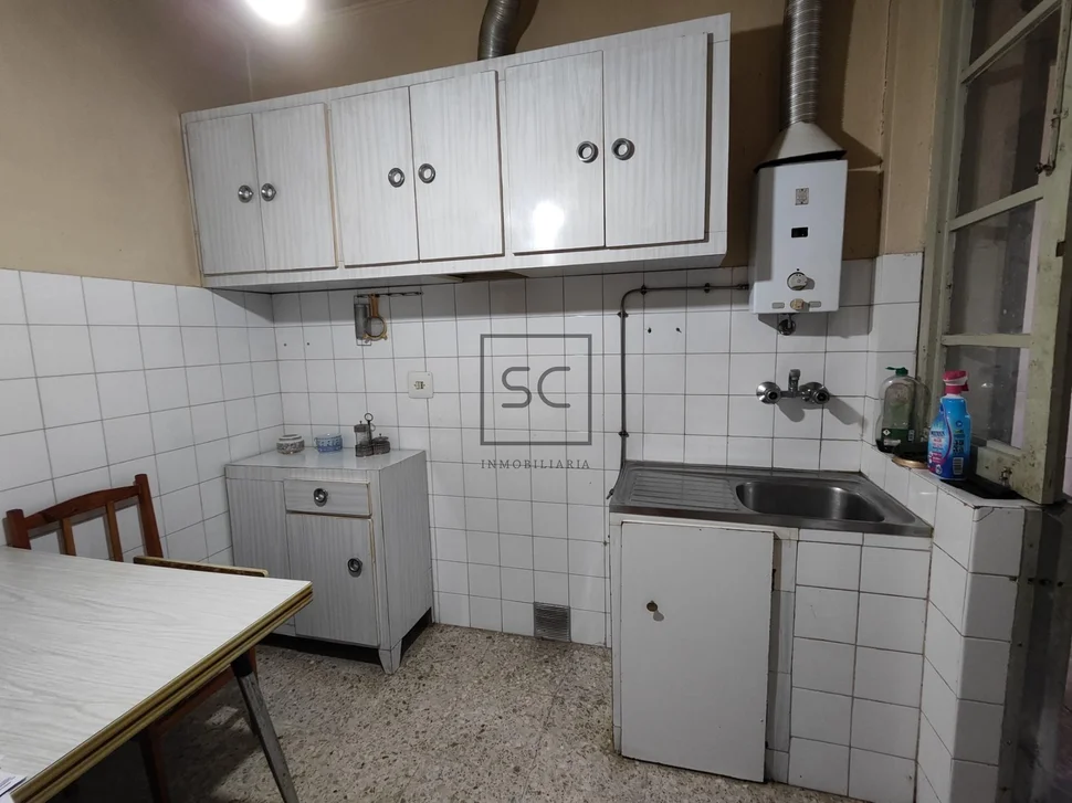 Casa adosada para reforma en zona urbana en santa marina, ferrol