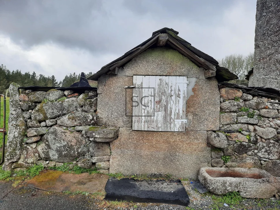 Casa de piedra con anexos en as pontes de garcía rodrígues, as pontes de garcía rodrígues