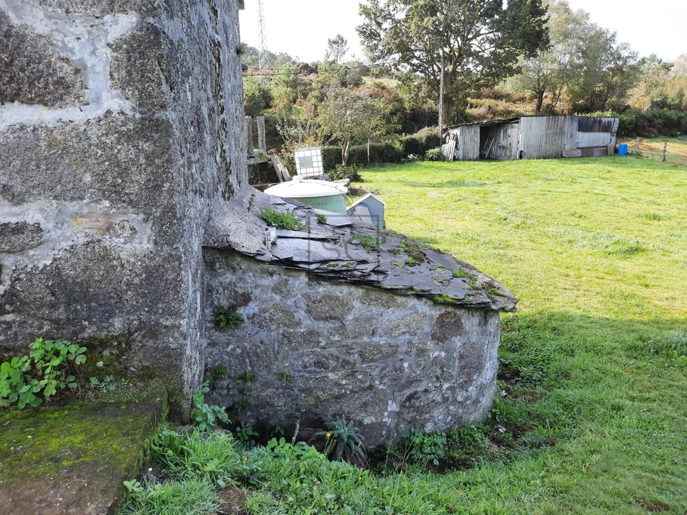 Casa de piedra con anexos en as pontes de garcía rodrígues, as pontes de garcía rodrígues