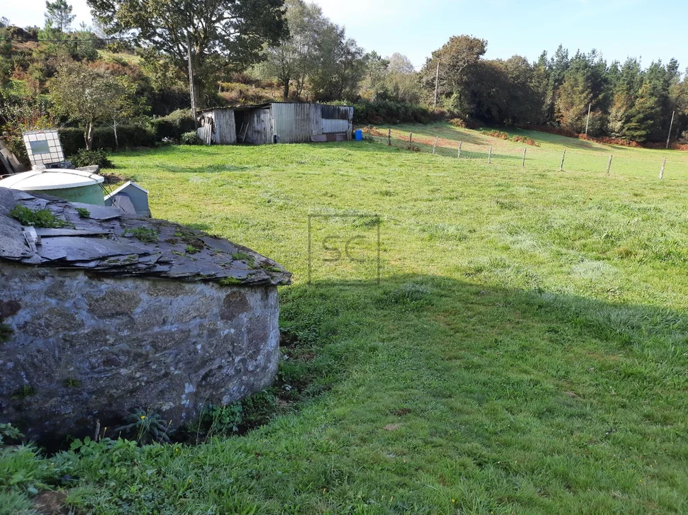 Casa de piedra con anexos en as pontes de garcía rodrígues, as pontes de garcía rodrígues
