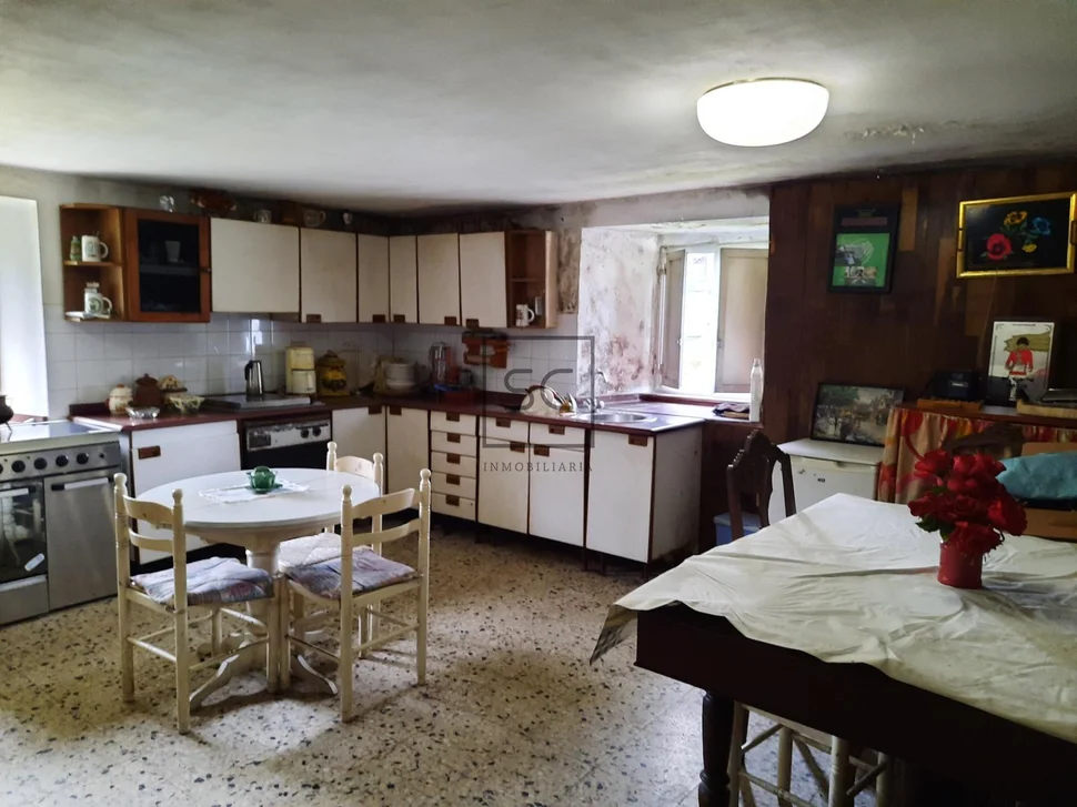 Casa de piedra con anexos en as pontes de garcía rodrígues, as pontes de garcía rodrígues