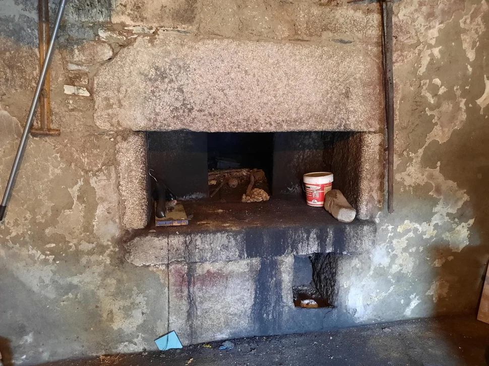 Casa de piedra con anexos en as pontes de garcía rodrígues, as pontes de garcía rodrígues