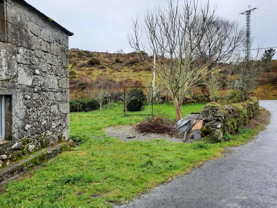 Casa de piedra con anexos en as pontes de garcía rodrígues, as pontes de garcía rodrígues