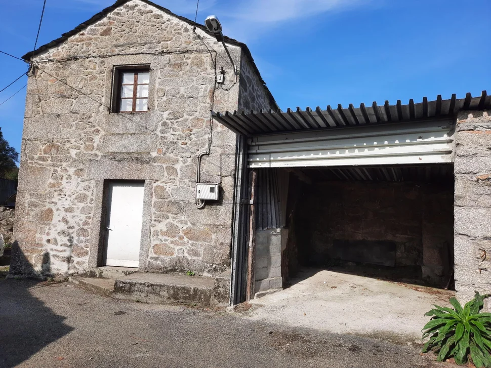Casa de piedra con anexos en as pontes de garcía rodrígues, as pontes de garcía rodrígues