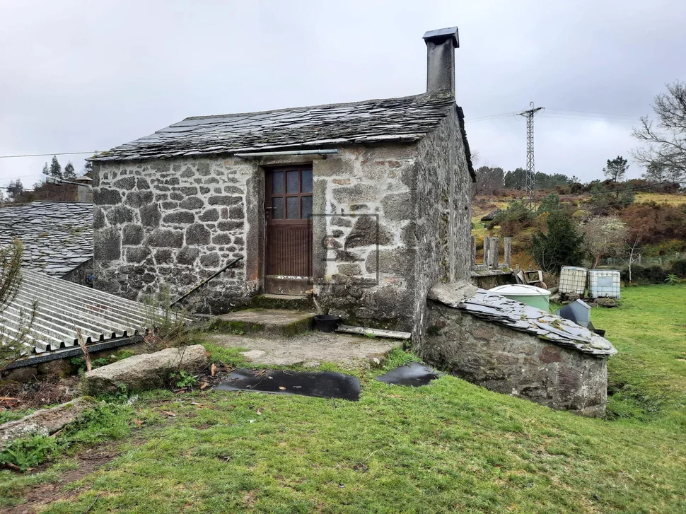 Casa de piedra con anexos en as pontes de garcía rodrígues, as pontes de garcía rodrígues