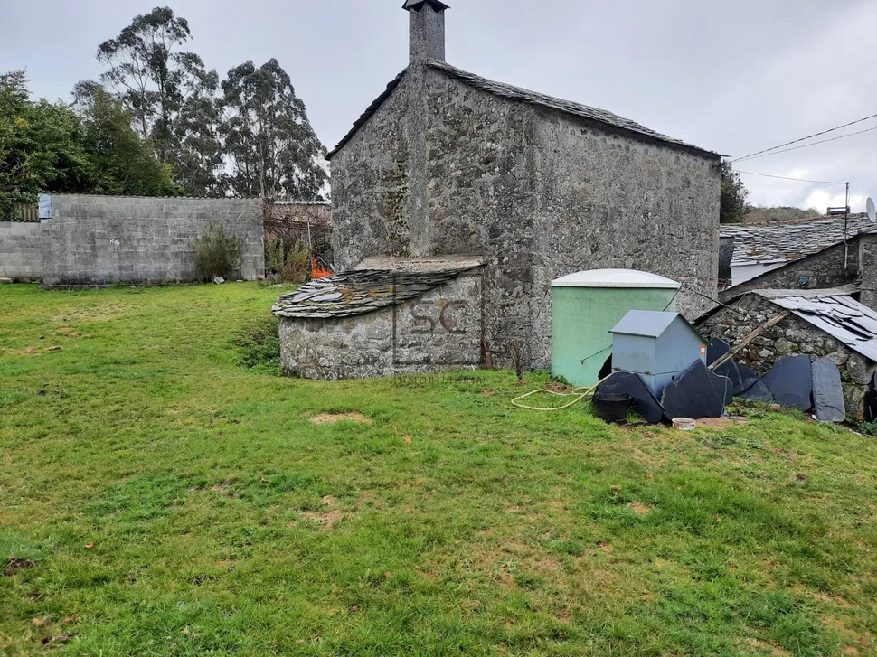 Casa de piedra con anexos en as pontes de garcía rodrígues, as pontes de garcía rodrígues