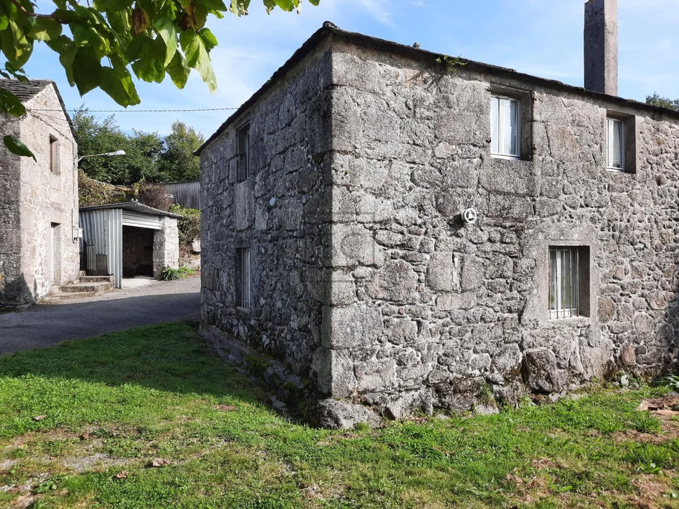 Casa de piedra con anexos en as pontes de garcía rodrígues, as pontes de garcía rodrígues