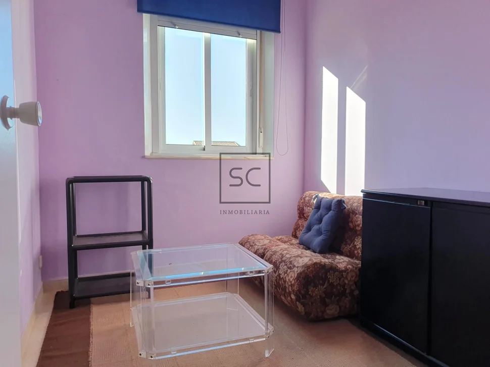 Edificio con garaje y finca