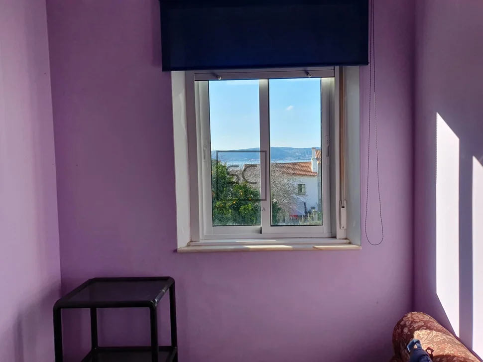 Edificio con garaje y finca