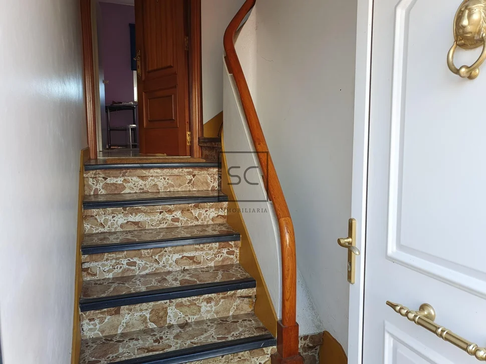 Edificio con garaje y finca