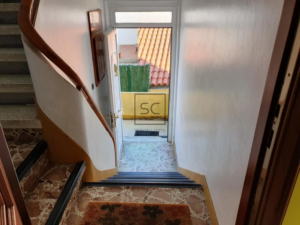 Edificio con garaje y finca