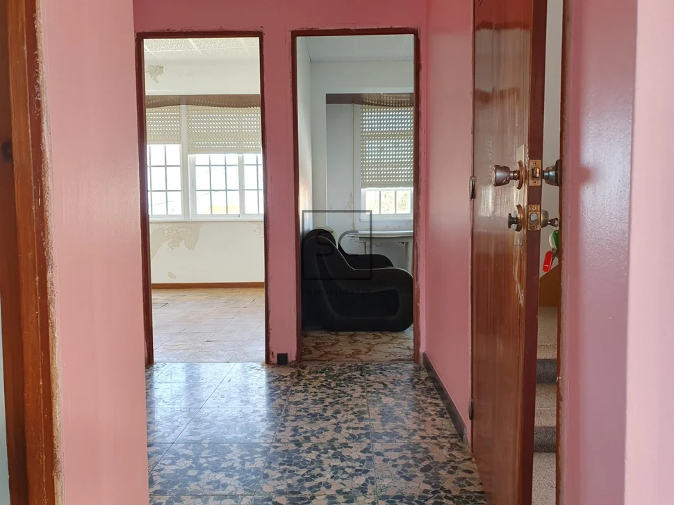 Edificio con garaje y finca