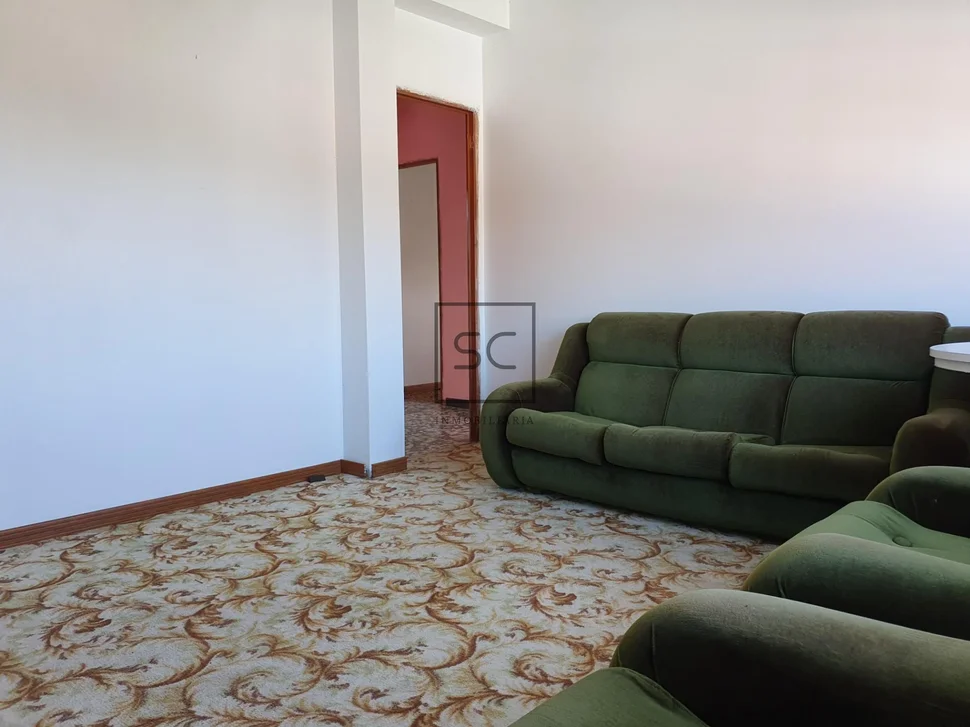 Edificio con garaje y finca