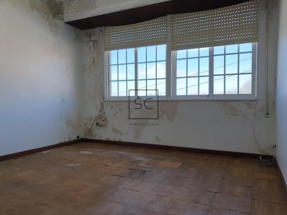 Edificio con garaje y finca