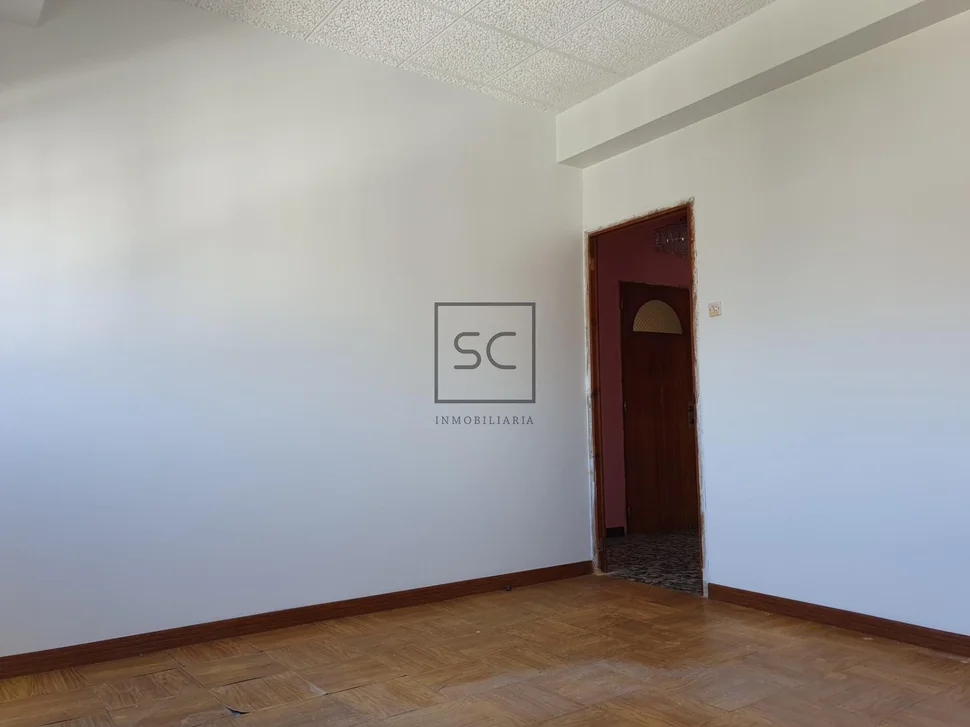 Edificio con garaje y finca