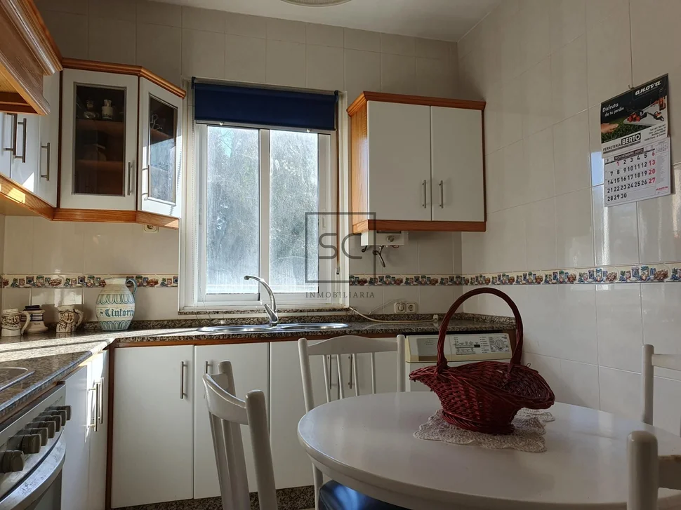 Edificio con garaje y finca