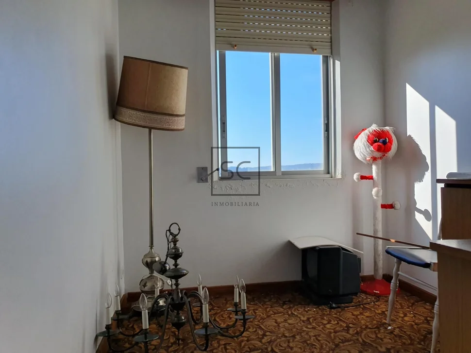 Edificio con garaje y finca