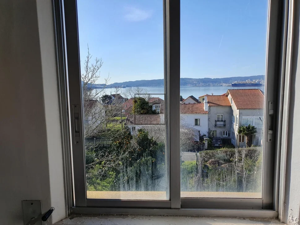 Edificio con garaje y finca