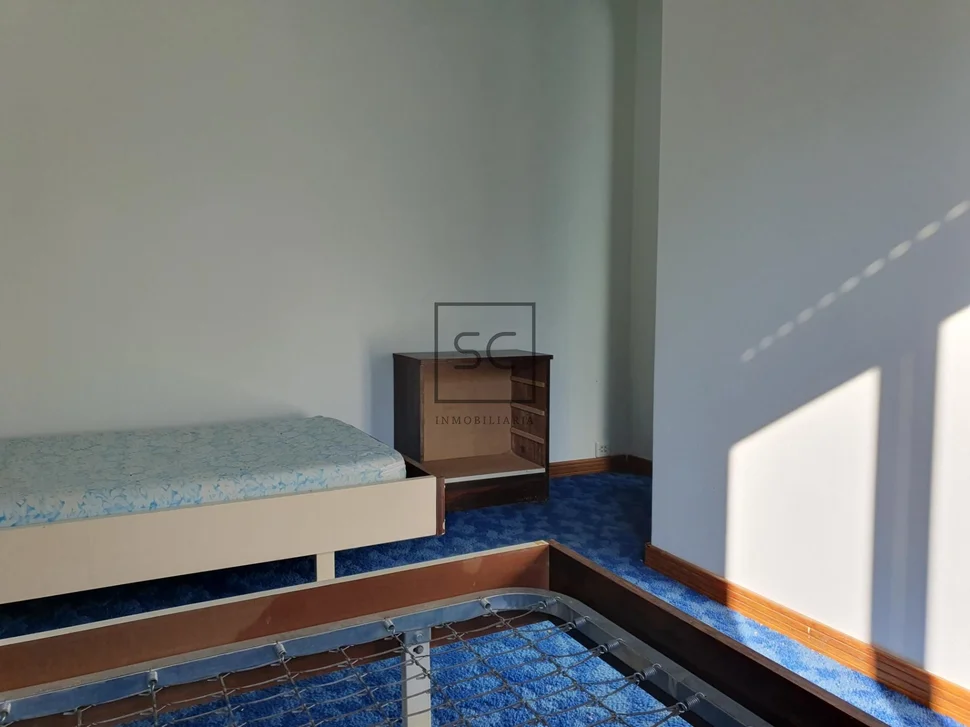 Edificio con garaje y finca