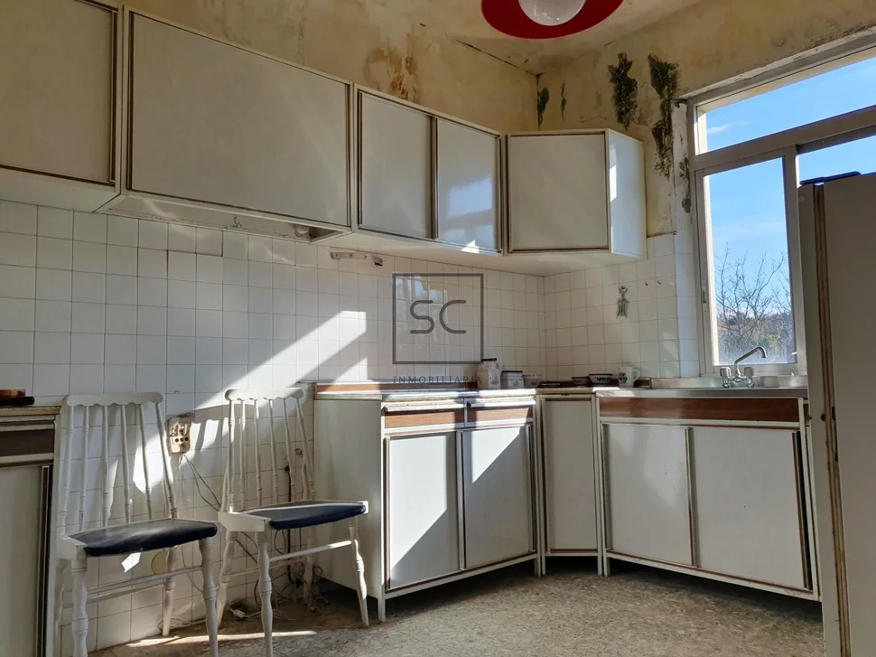 Edificio con garaje y finca