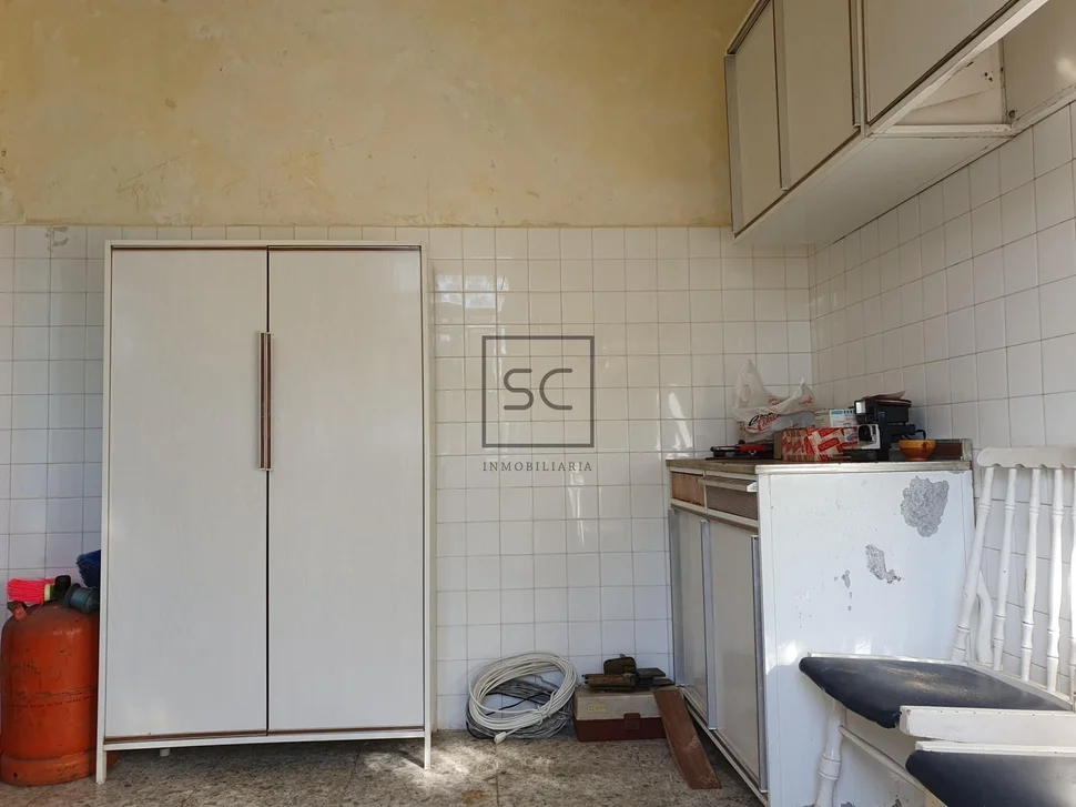 Edificio con garaje y finca