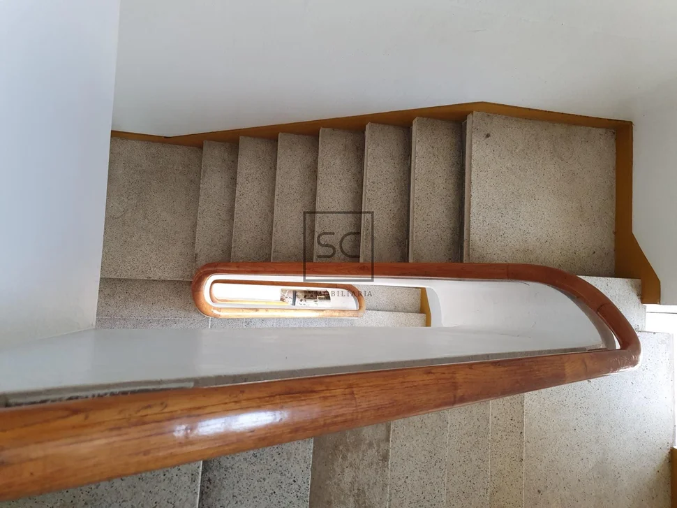 Edificio con garaje y finca