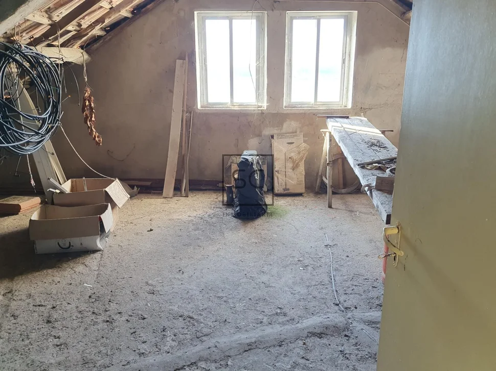 Edificio con garaje y finca