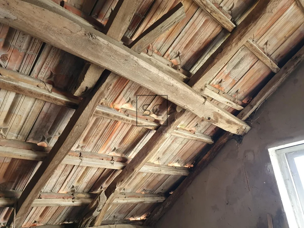 Edificio con garaje y finca