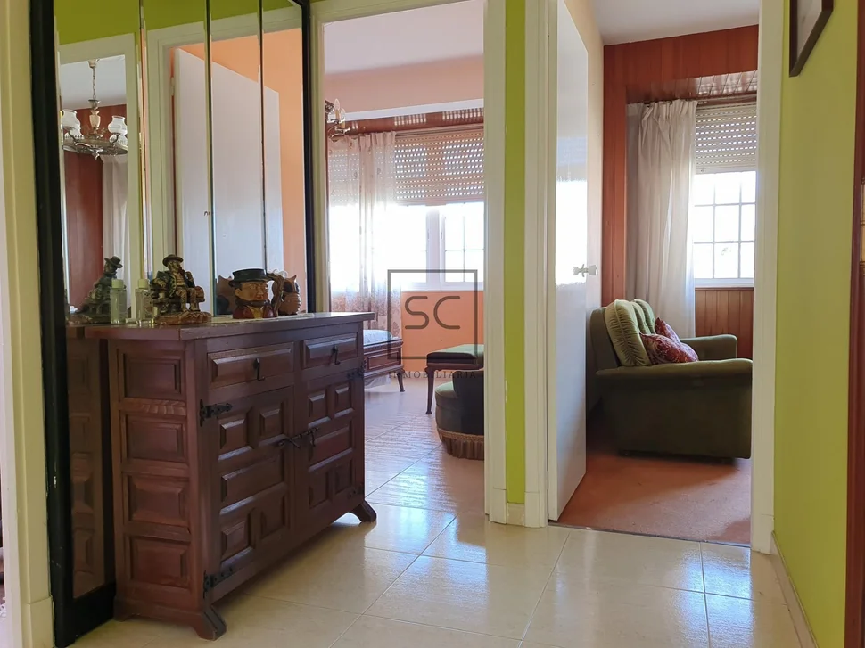 Edificio con garaje y finca