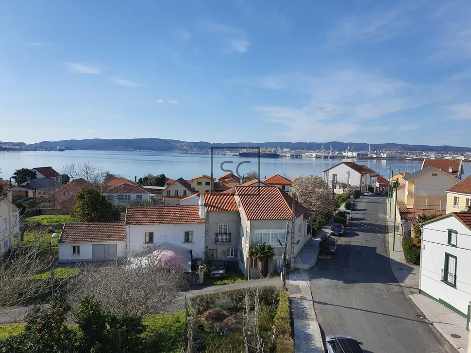 Edificio con garaje y finca