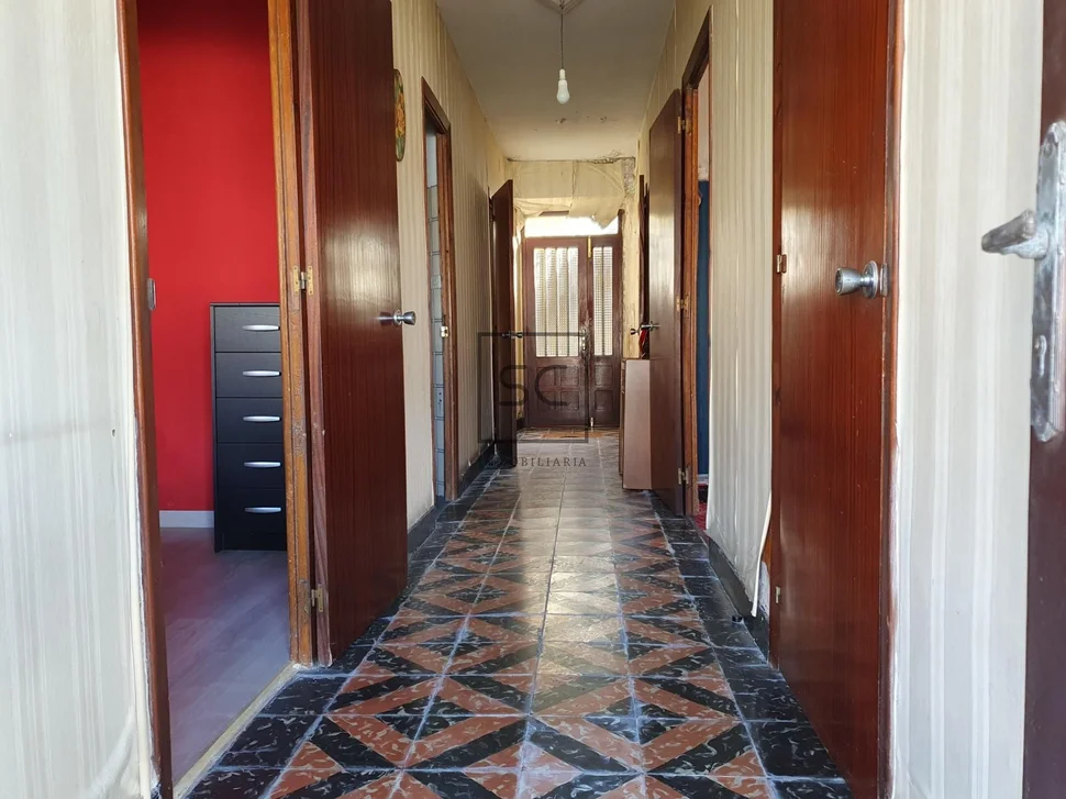 Edificio con garaje y finca