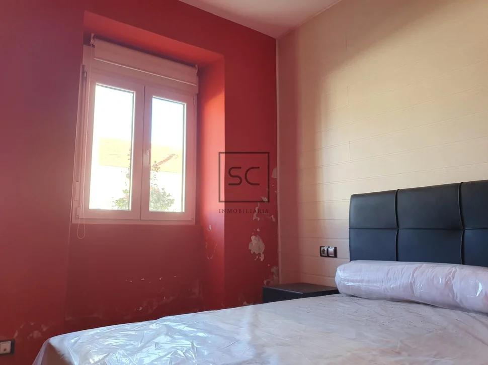 Edificio con garaje y finca