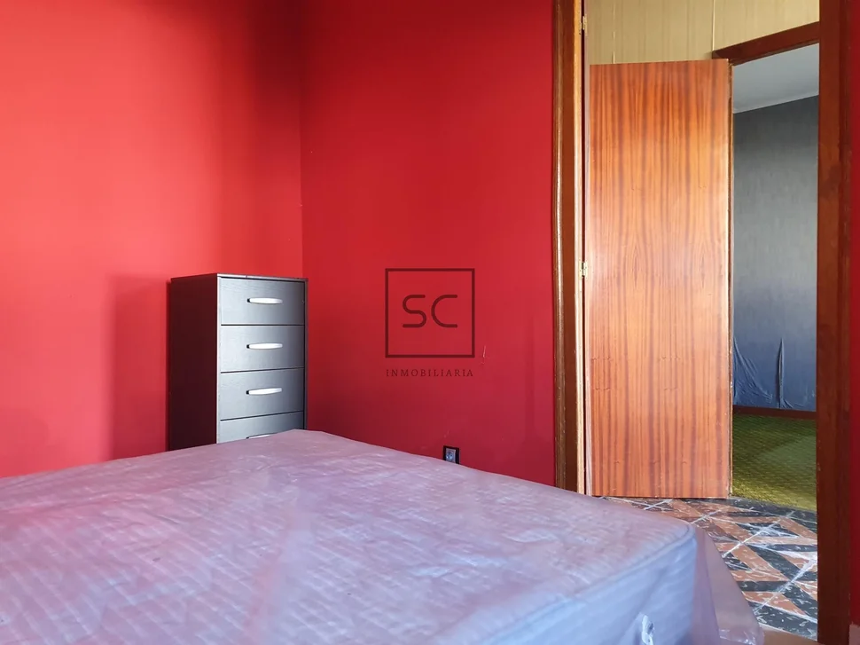 Edificio con garaje y finca