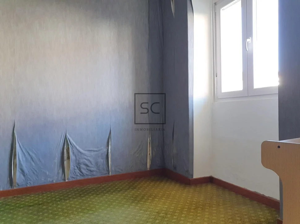 Edificio con garaje y finca