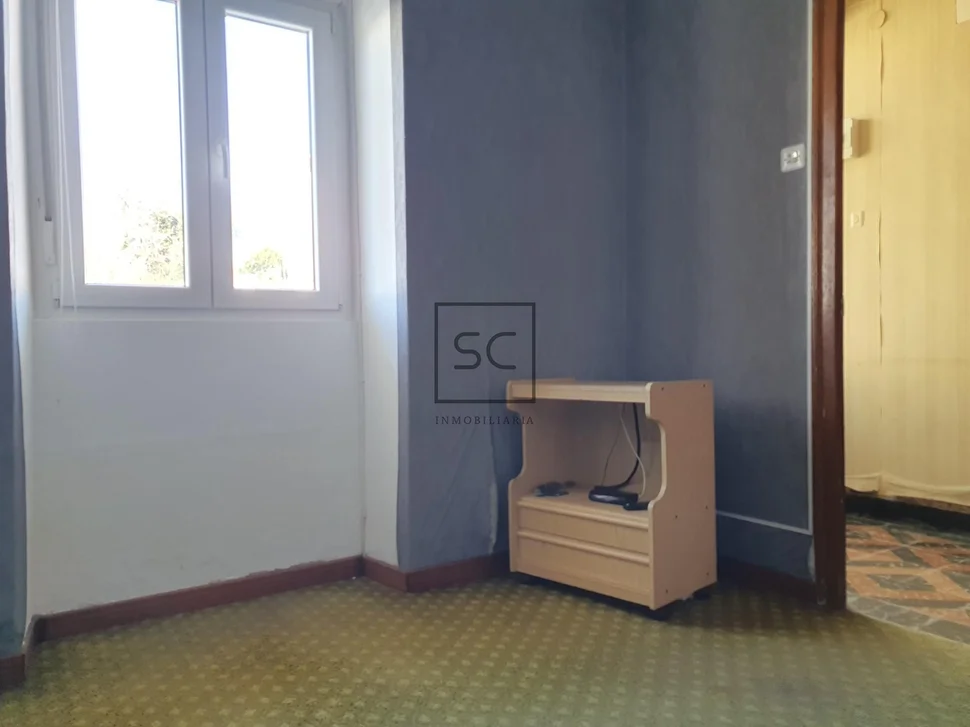 Edificio con garaje y finca