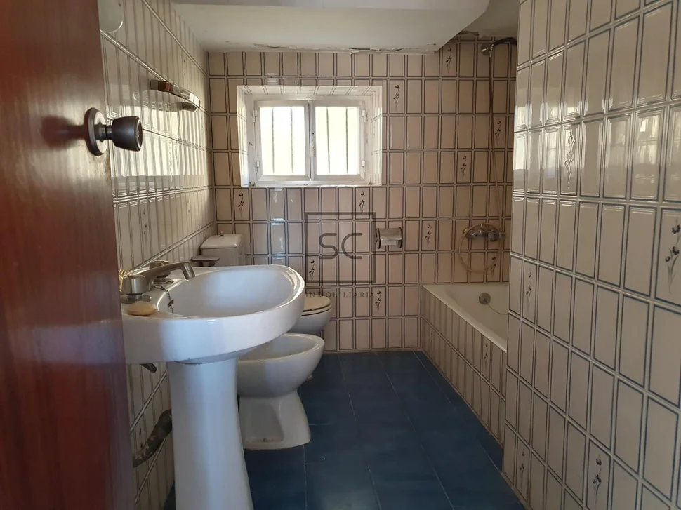 Edificio con garaje y finca