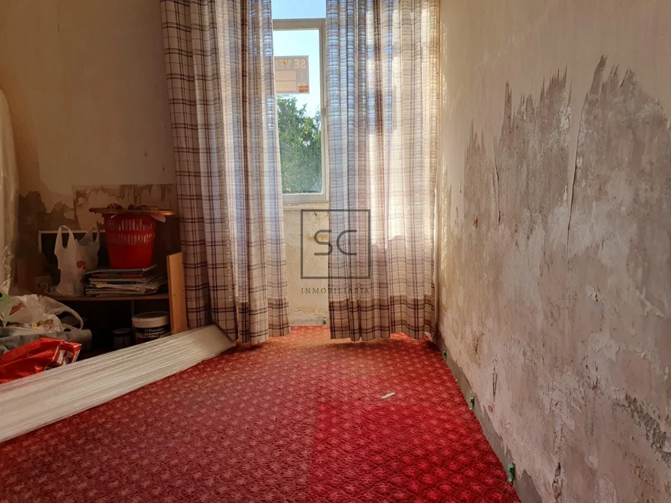 Edificio con garaje y finca