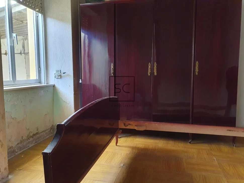 Edificio con garaje y finca