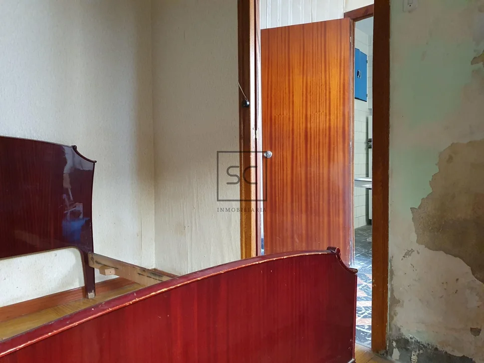 Edificio con garaje y finca