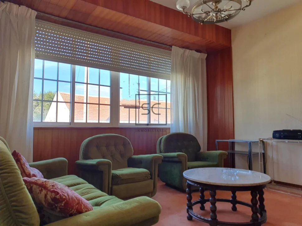 Edificio con garaje y finca