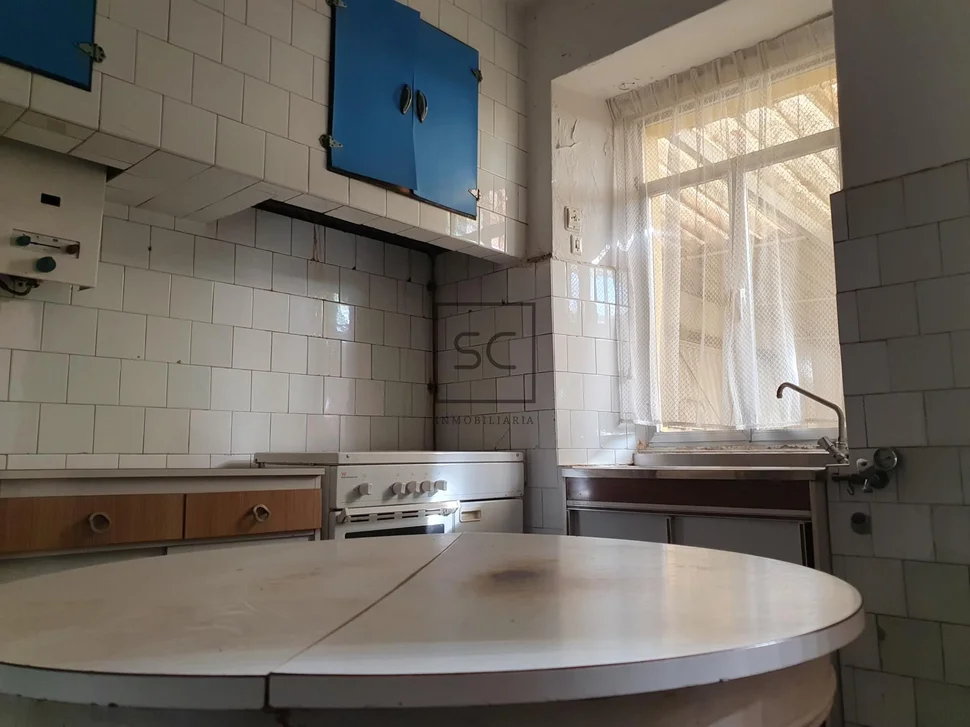 Edificio con garaje y finca