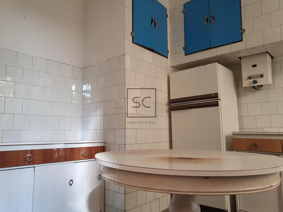 Edificio con garaje y finca